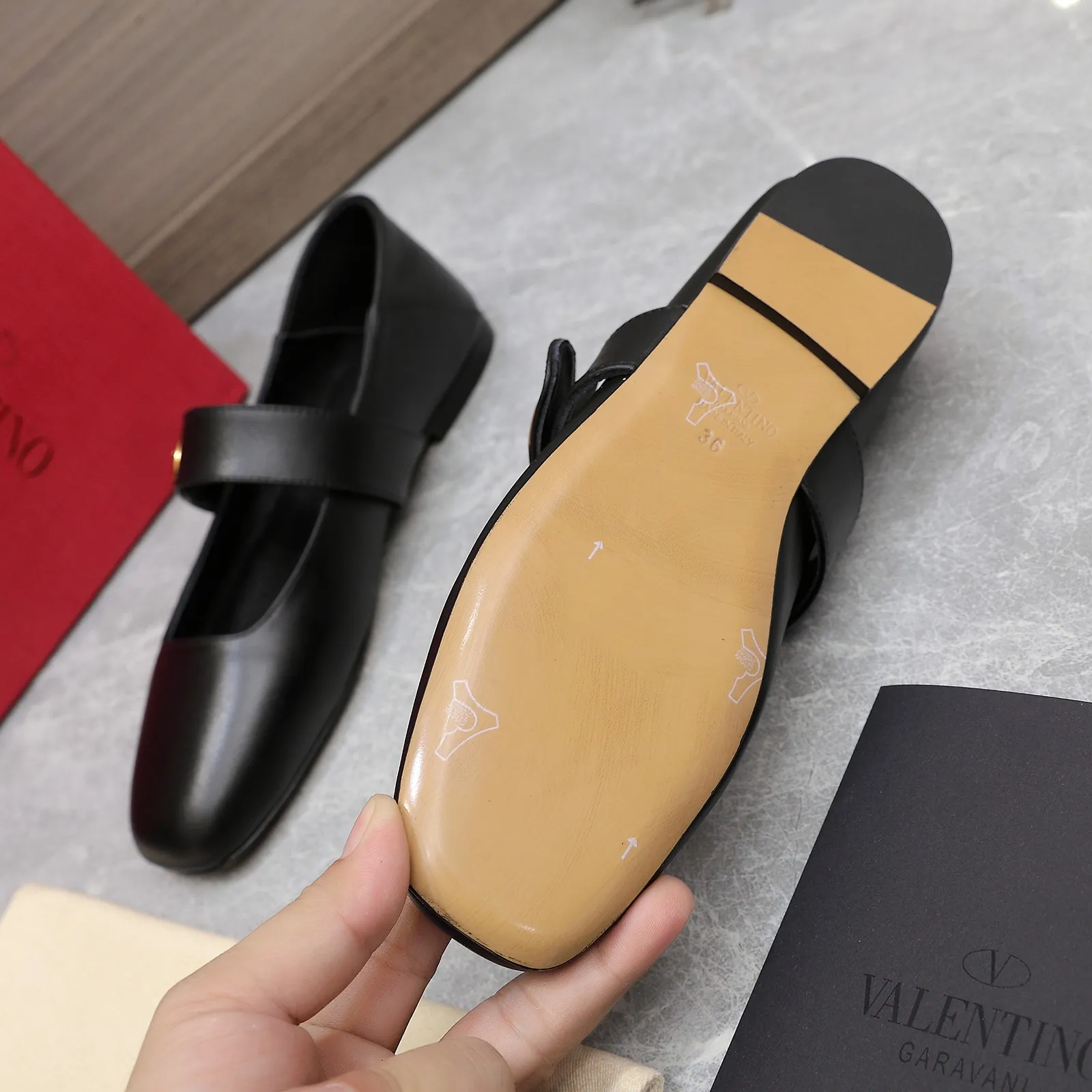 👟👟Ex-factory price 600👟👟 2024 early spring counter catwalk style updated simultaneously 💗Valentino💗Valentino strips deep mouth half drag / flat shoes / high heel shoes / series will be released in the future —————————— Top version Grandma deep mouth design combination highlights the brand’s unique design style, luxury and fashion, highly recognizable, exquisite round toe The side curve is perfect, the taste is particularly pure, and the ladylike temperament is full of femininity‼ ️ Upper: Made of imported cowhide. Lining: Made of mixed sheepskin. Original molded hardware buckle. Italian imported cowhide leather outsole. Size: 35-39 (40/41 customized)